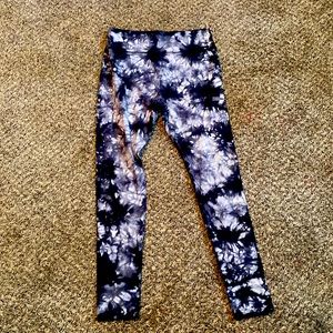 I am selling this Black and white leggings